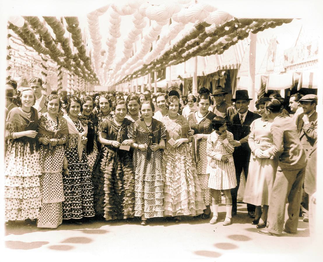 Mujeres engalanadas en la Feria de Abril de Sevilla de 1934