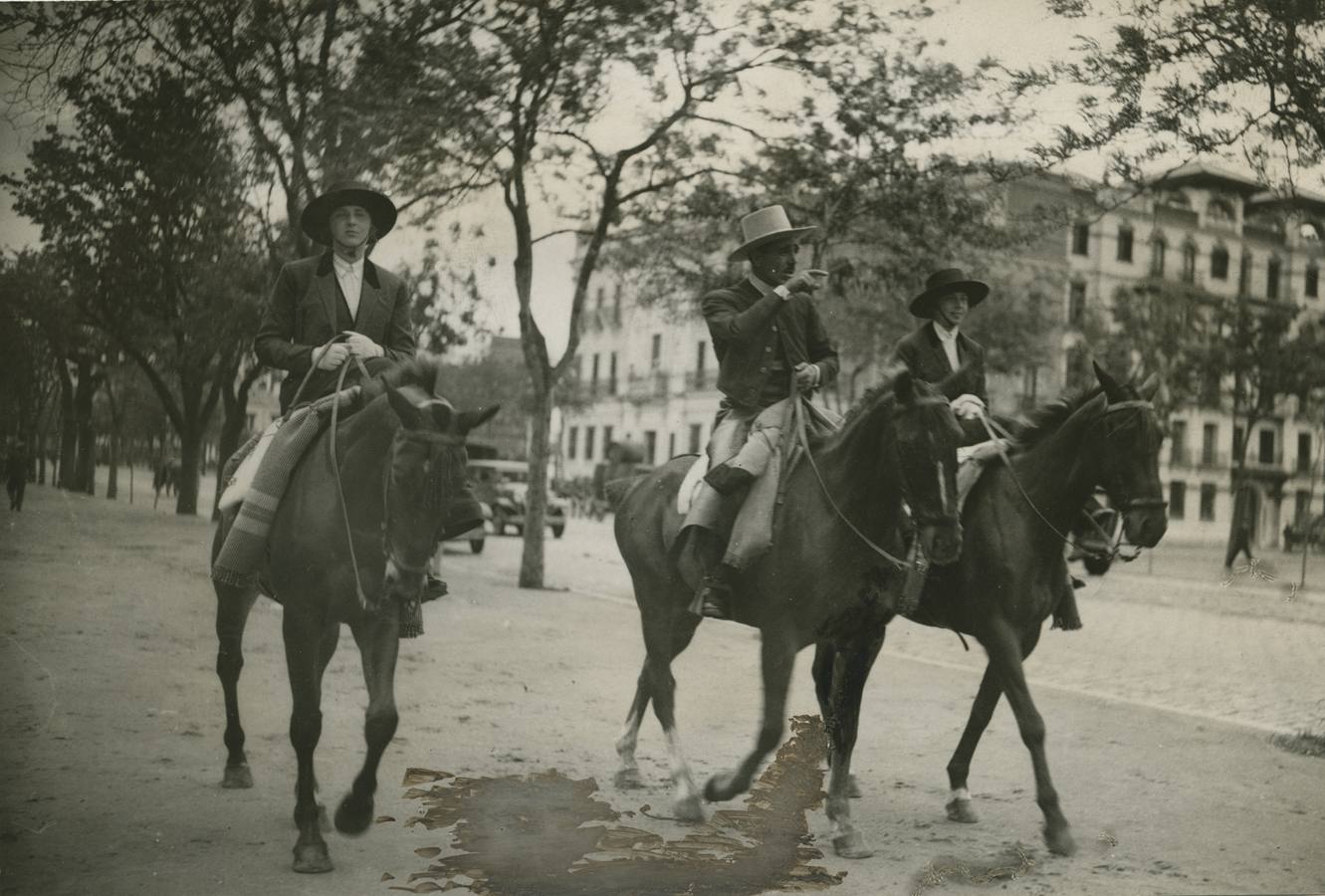 La Reina Victoria Eugenia y la infanta Cristina paseando a caballo por el real de la Feria de Abril de Sevilla de 1930