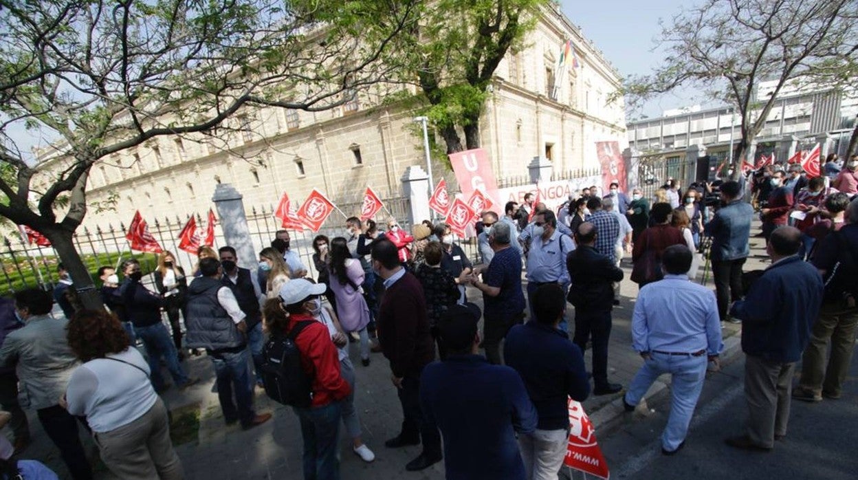 Los trabajadores de Abengoa vuelven a concentrarse delante del Parlamento de Andalucía