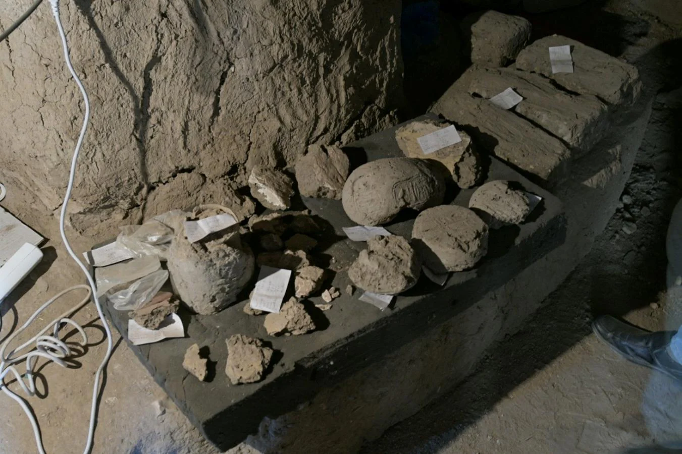 Los arqueólogos han encontrado la ciudad en buen estado de conservación, con muros casi completos y con habitaciones llenos de objetos de la vida cotidiana. En la imagen, algunos de los numerosos materiales hallados. 