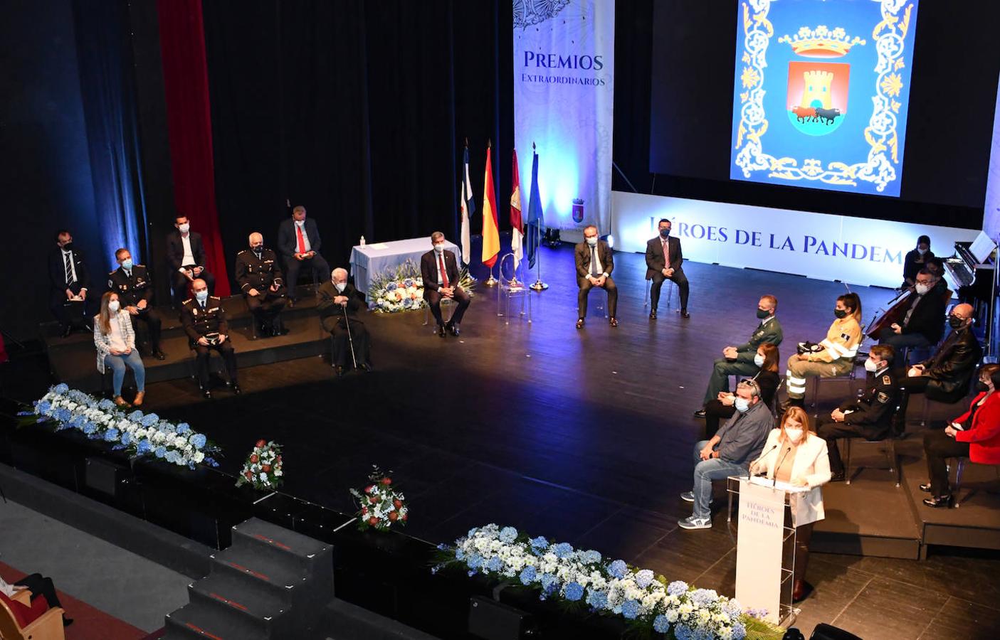 La Corporación municipal, presidida por la alcaldesa, va a reconocer a la ciudadanía, a través de una placa cerámica, a los pies de la bandera de la ciudad, en la rotonda donde confluyen las Avenidas de Madrid y de Pablo Picasso. 