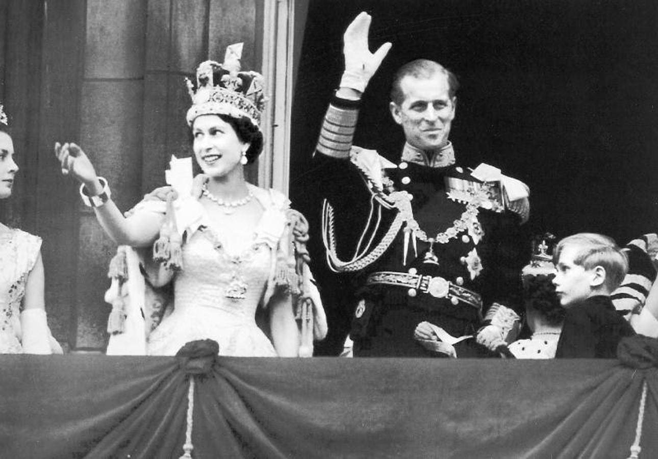 Isabel II de Inglaterra y Felipe de Edimburgo saludan a los ciudadanos congregados en el Palacio de Buckingham tras la coronación de la Reina. 