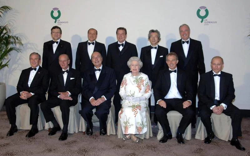 La reina Isabel II posa para la foto de familia con los líderes del G8 (de izquierda a derecha), el presidente estadounidense Bush, el Duque Felipe, el presidente francés Jaques Chirac, el primer ministro británico Tony Blair. 