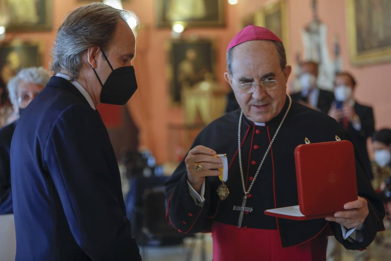 Enrique Ybarra y Rafael Manzano reciben la medalla Pro Ecclesia et Pontifice