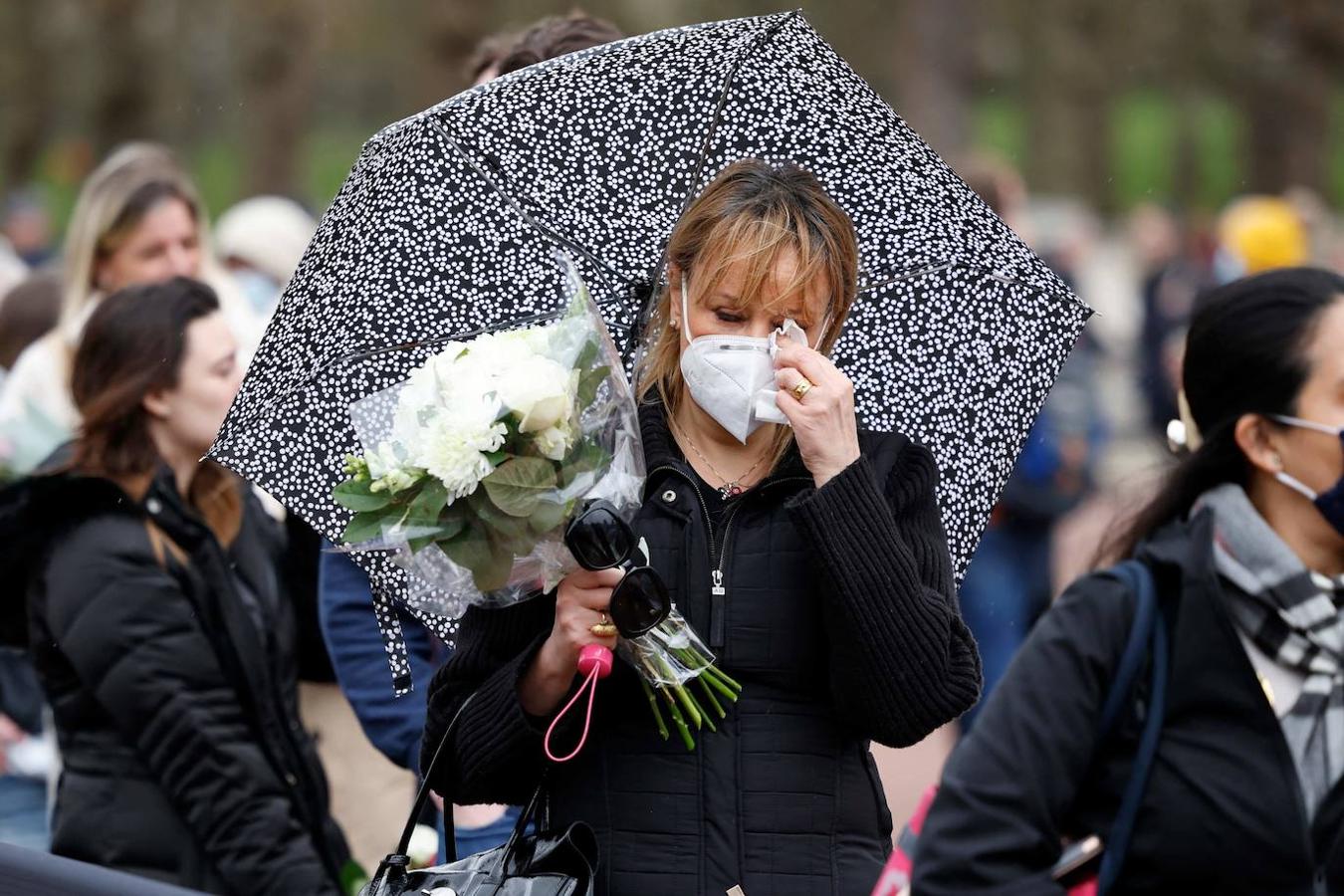 Una mujer llora mientras acude a rendir tributo al Duque de Edimburgo. 