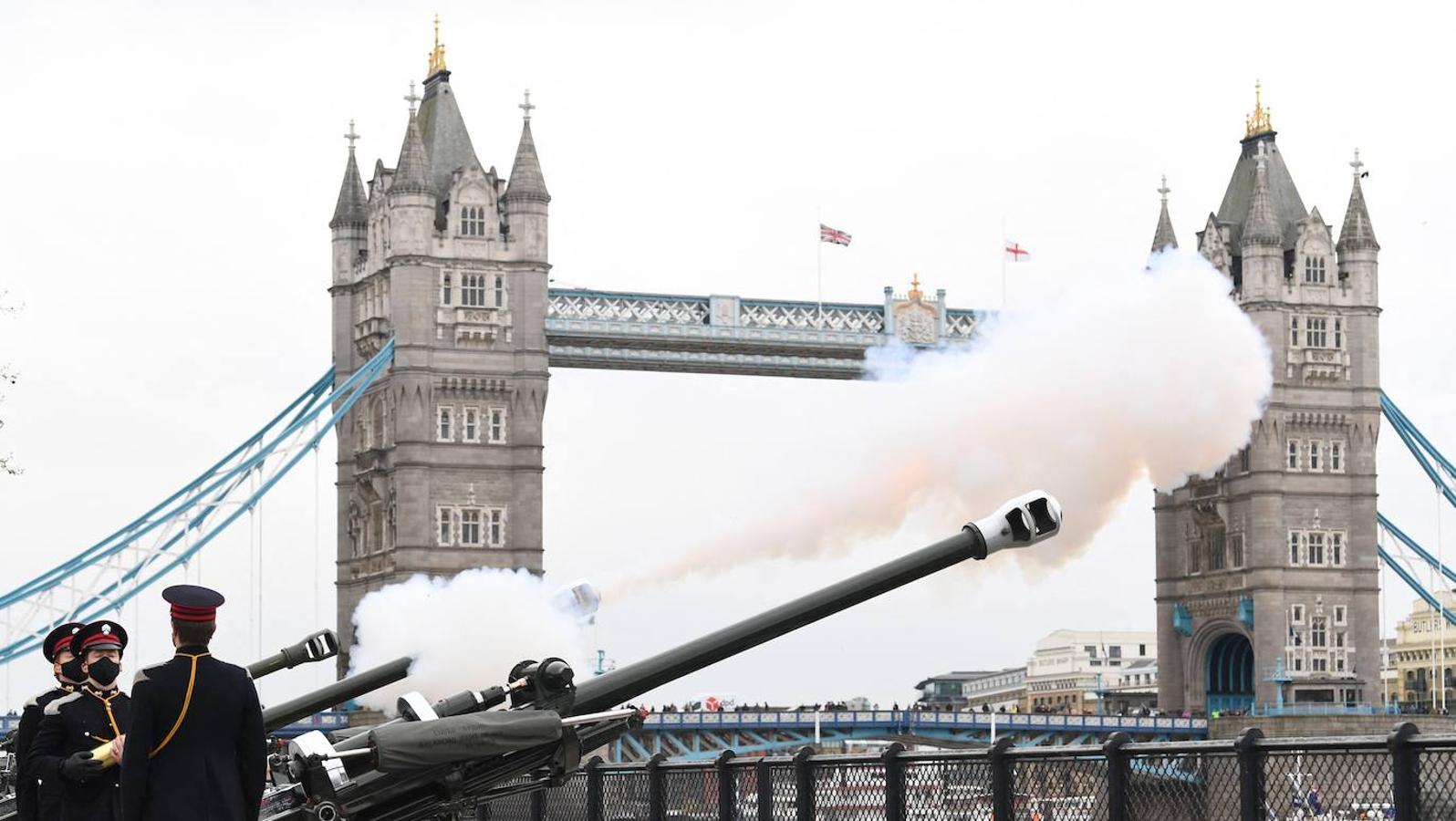 Salvas en honor del Duque de Edimburgo frente al Puente de la Torre de Londres. 