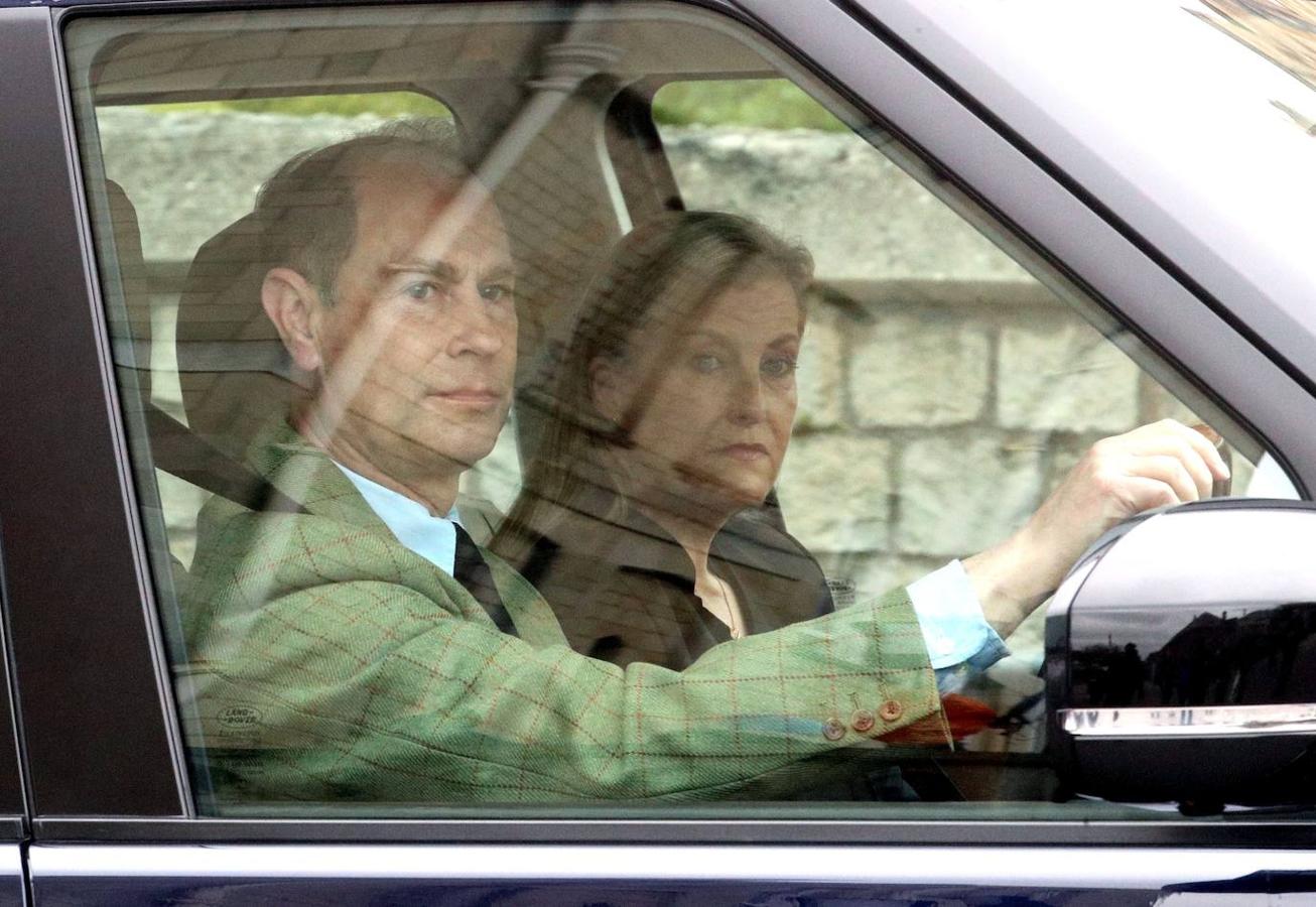 El Príncipe Eduardo llega al castillo de Windsor el día después del fallecimiento de Felipe de Edimburgo. 