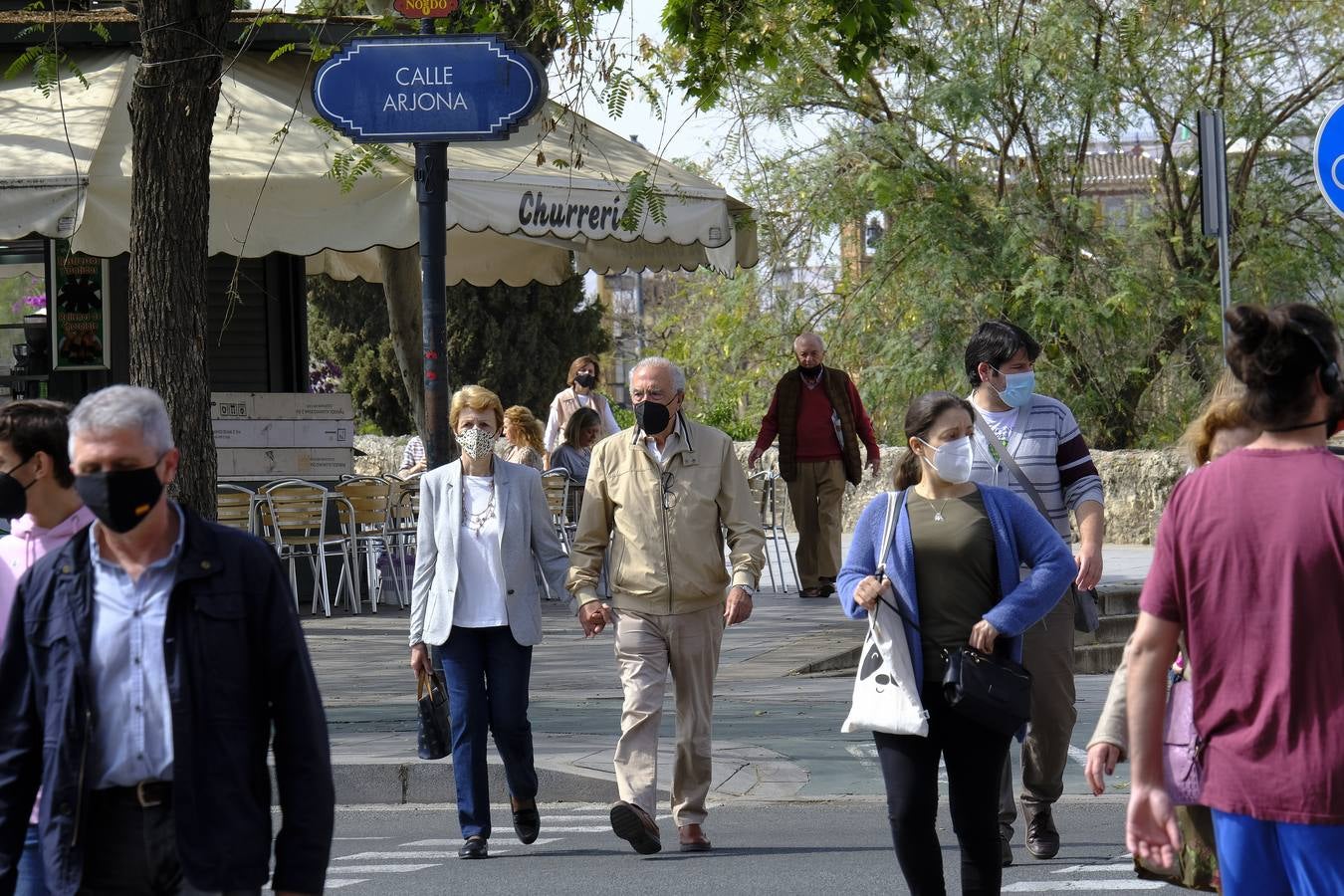 Ambiente primaveral por las calles de Sevilla