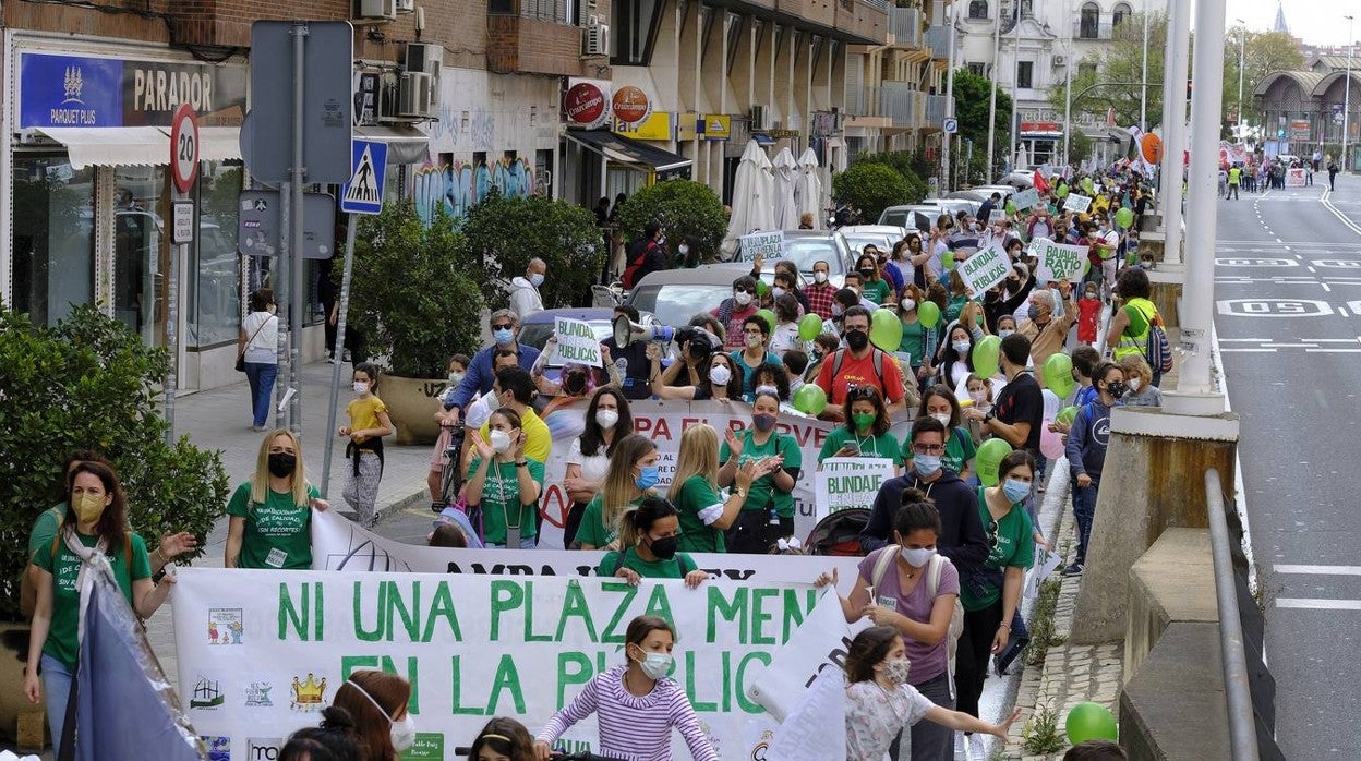 Las imágenes de la manifestación  para evitar  el recorte de aulas en la pública