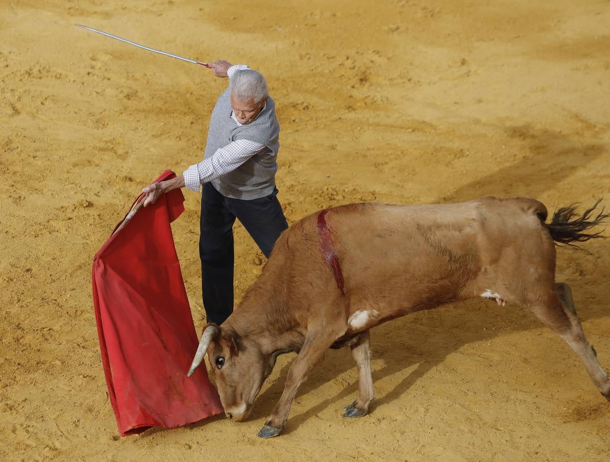 Antonio Ruiz 'Espartaco' celebró su ochenta cumpleaños toreando con los 'suyos'