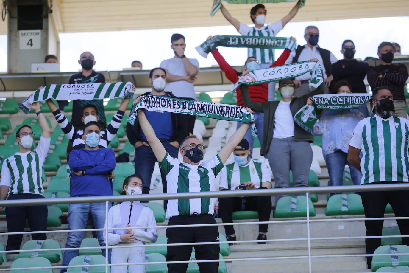 El ambiente en El Arcángel en el Córdoba CF - Linense, en imágenes