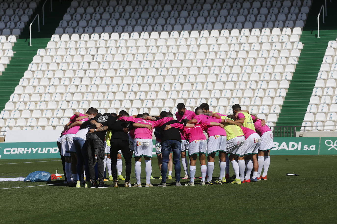 El ambiente en El Arcángel en el Córdoba CF - Linense, en imágenes