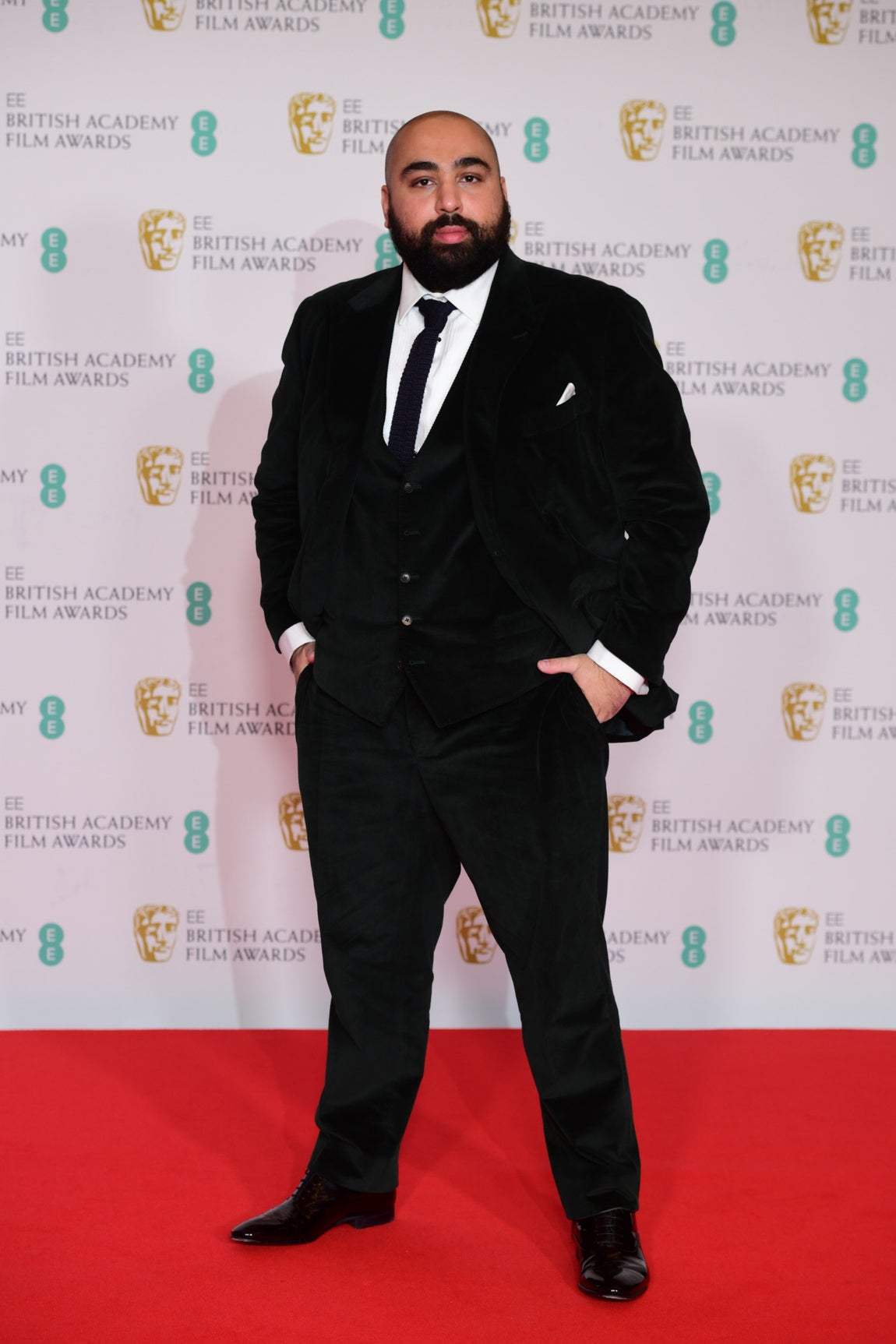 Asim Chaudhry – Los mejor vestidos de los BAFTA. Fue otro de los que eligió el terciopelo como tejido principal en su traje.
