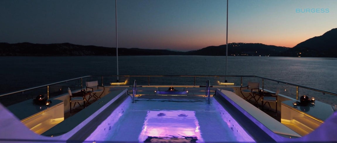 Joy, el yate de 80 millones de Michael Jordan. Por la noche, este espacio se transforma en una sala de fiestas con asientos lujosos e iluminación de discoteca además del amplio jacuzzi.