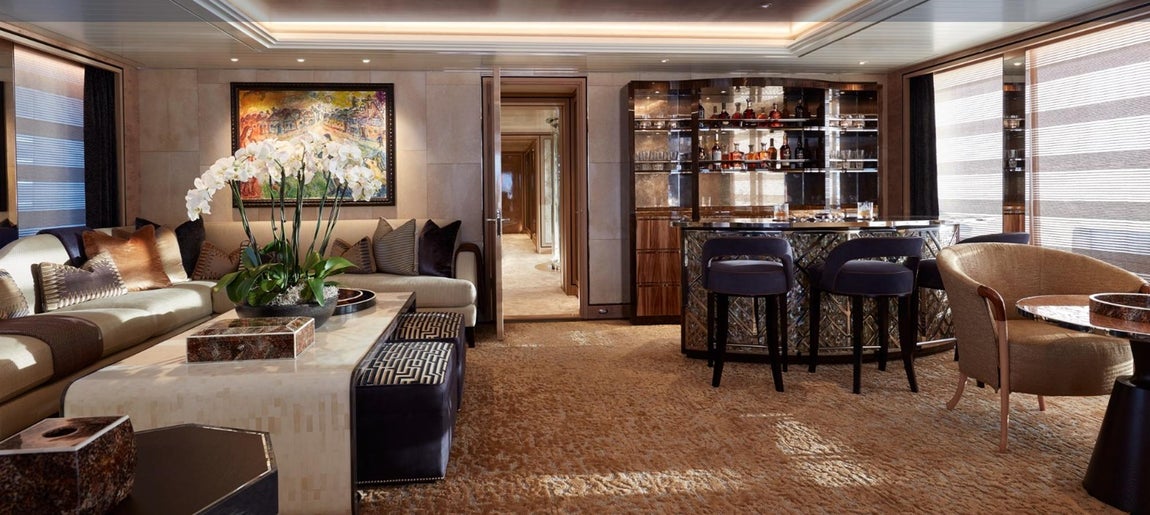 Joy, el yate de 80 millones de Michael Jordan. Studio Indigo fue responsable del vibrante interior del yate con un diseño basado en la planificación meticulosa de cada detalle bajo un estilo lujoso en el que se ha prestado atención a cada mueble, cojín, obra de arte y accesorio, creando espacios memorables.