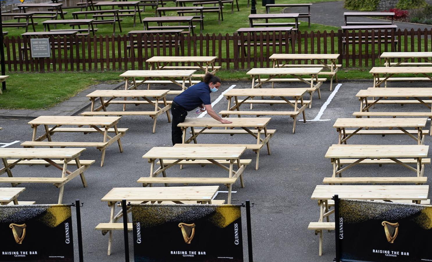 Los pubs preparan sus terrazas para la reapertura. 