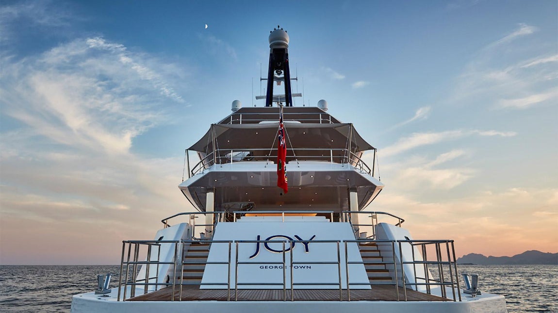 Joy, el yate de 80 millones de Michael Jordan. La embarcación cuenta con 5 cubiertas espaciosas y luminosas bajo elegantes líneas esculpidas en vidrio que le dan un toque distintivo y recio.