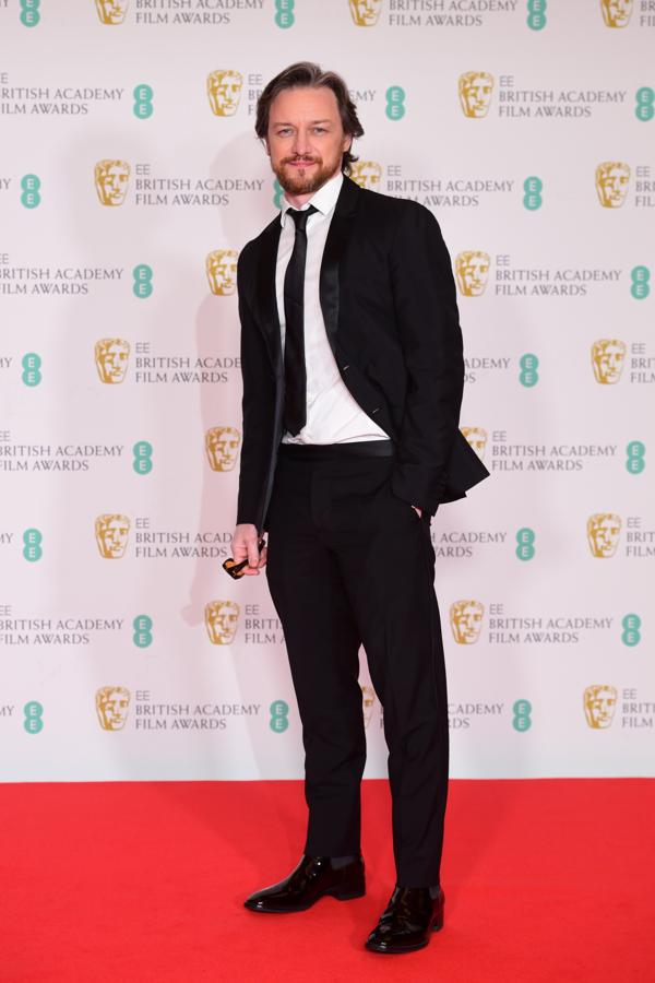 James McAvoy – Los mejor vestidos de los BAFTA. Eligió un traje negro cuyas solapas de la americana eran más estrechas de lo habitual, igual que la corbata Su estilismo resultó algo más informal por el modo en el que lo lucía, con la chaqueta desabrochada.