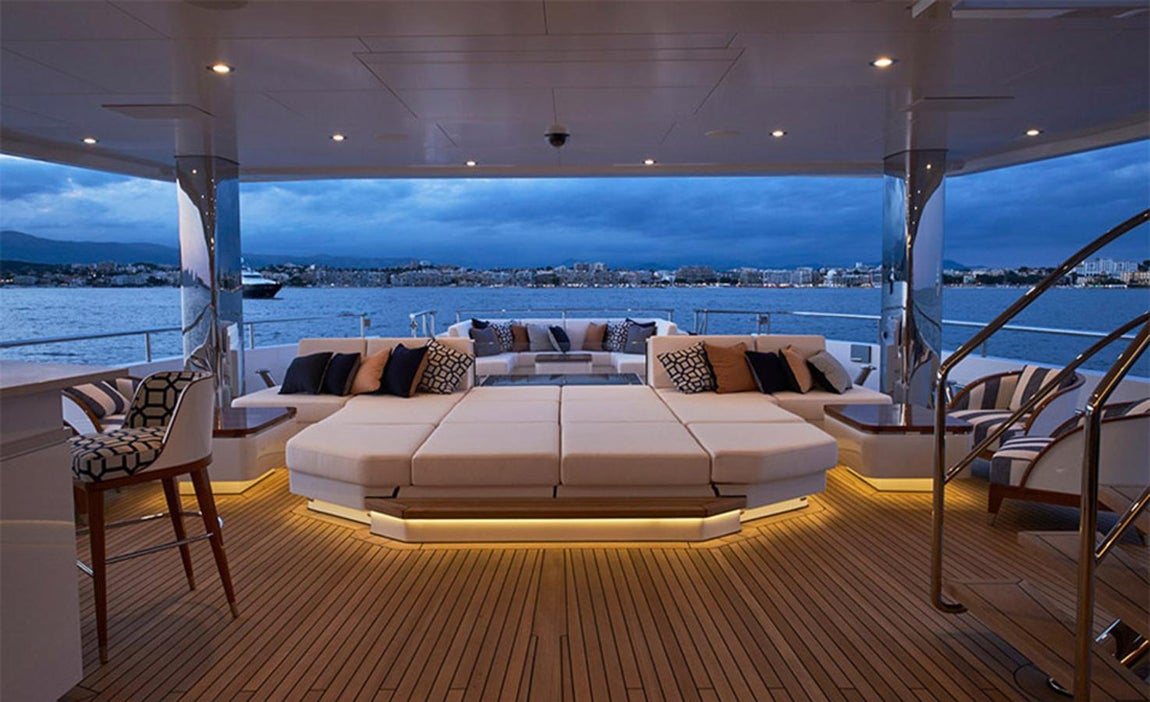 Joy, el yate de 80 millones de Michael Jordan. Todos los espacios exteriores han sido diseñados para ser extremadamente versátiles, y las tres cubiertas de popa pueden cerrarse con paneles de vidrio deslizantes de altura completa creando jardines de invierno en las cubiertas principal, la del propietario y la del puente en popa.