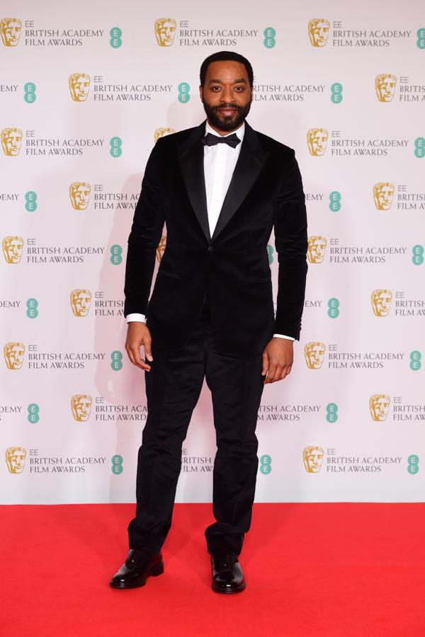 Chiwetel Ejiofor – Los mejor vestidos de los BAFTA. Apostó por un traje con una americana de terciopelo con las solapas satinadas y una original pajarita de tres puntas.