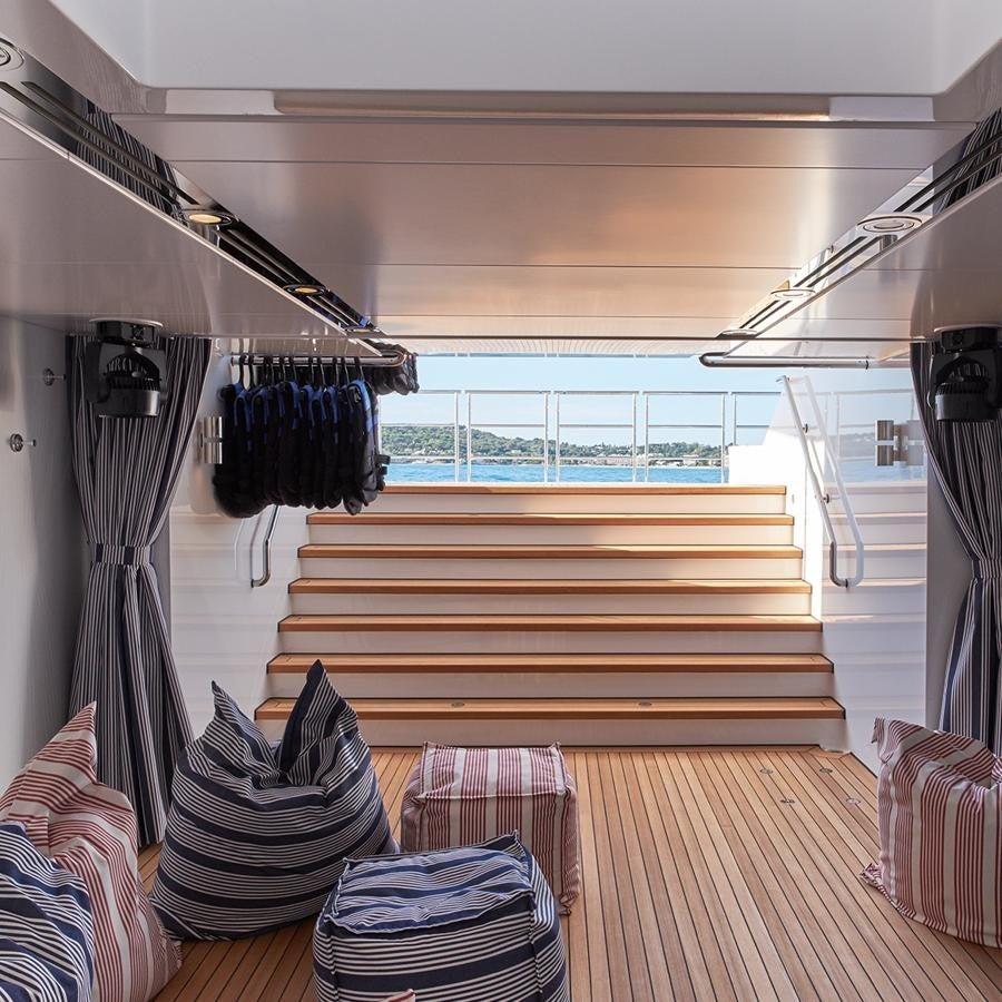 Joy, el yate de 80 millones de Michael Jordan. No faltan tampoco los espacios discretos en los que relajarse con sofás y sillones bajo un estilo muy marinero.