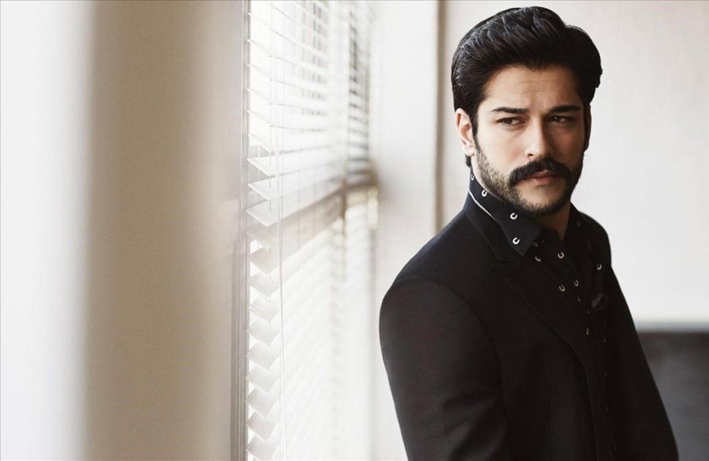 Burak Özçivit. Otro de los galanes turcos por excelencia, el protagonista de ‘Kara Sevda’, ha intervenido también en grandes producciones de Netflix, así como en los filmes ‘Can Feda’ y ‘Kardesim Benim’'.