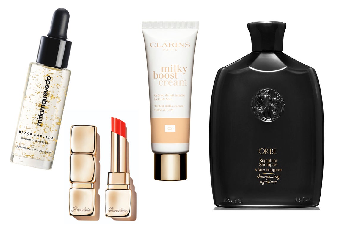 De izquierda a derecha: Sérum con oro y vitamina C Black Baccara Dynamic de Miriam Quevedo (210 €), un tratamiento de choque para recuperar la piel con ingredientes de lujo que trata las manchas y renueva la piel. KissKiss Shine Bloom de Guerlain (39,80 €) la nueva barra de labios con acabado luminoso, una textura fundente que se desliza fácilmente y que proporciona 24 horas de hidratación. Milky Boost Cream de Clarins (39 €), una nueva generación de BB Cream con doble acción maquillaje y tratamiento. Ofrece una cobertura ligera que uniformiza la piel, disimula imperfecciones y consigue una tez luminosa y radiante. Champú Signature de Oribe (46 €), sin sulfatos, sin parabenos, vegano y con protección UV, es un cuidado de lujo para el pelo, que lo deja sedoso, desenredado y protegido. Es la firma favorita de famosas como Meghan Markle o Crindy Crawford.