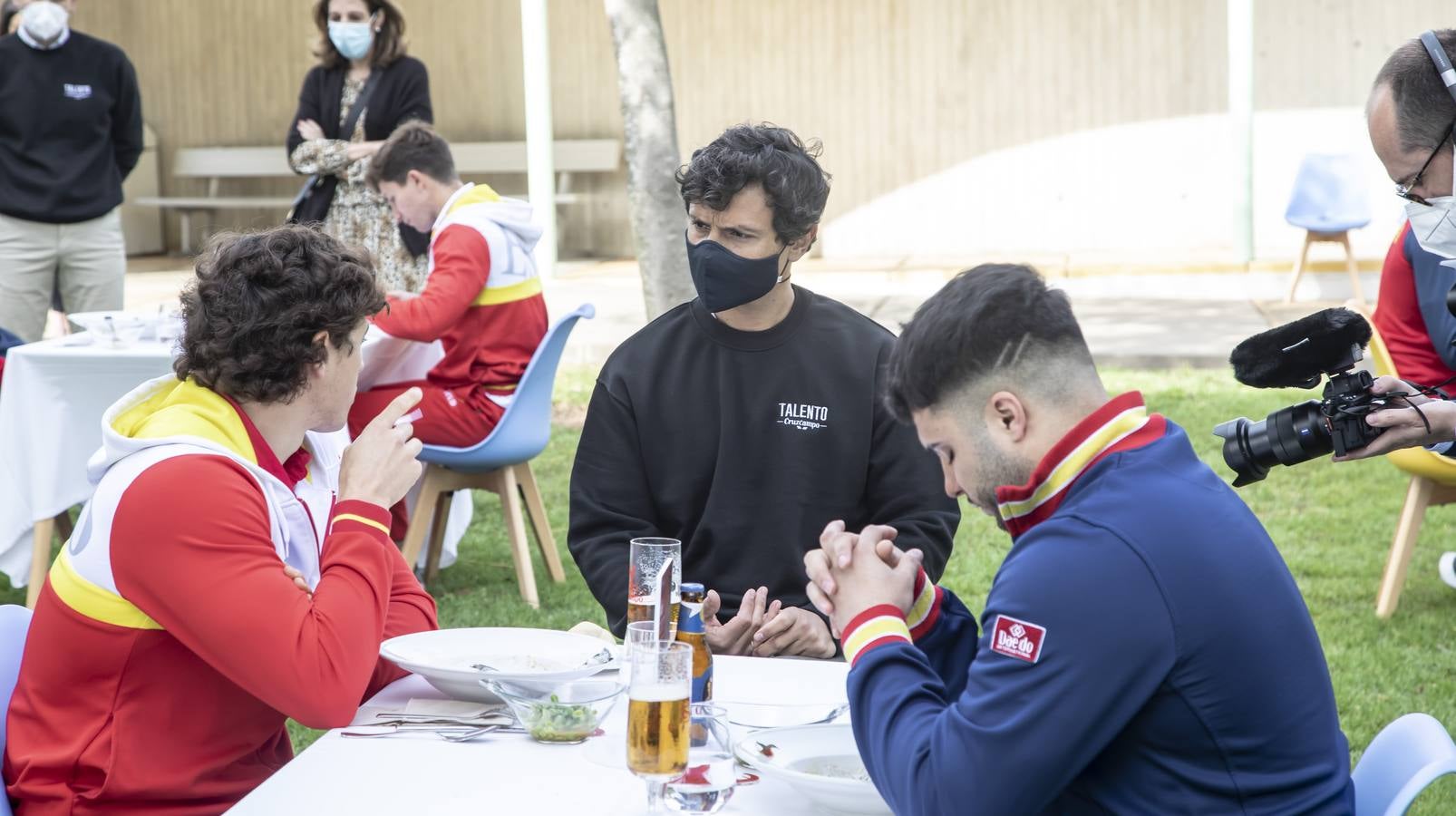 Cisco García junto a los chicos de Talento Cruzcampo