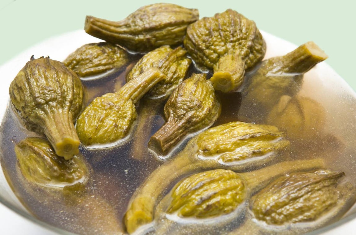 Berenjenas en vinagre. Las berenjenas en vinagre, debido a su proceso de conservación, también pueden convertirse en aliadas para ayudarnos con el aporte de probióticos. Además el vinagre contiene ácido acético, como el málico y el ascórbico, que mejoran la absorción del hierro no hemo, es decir, el de los alimentos de origen vegetal.