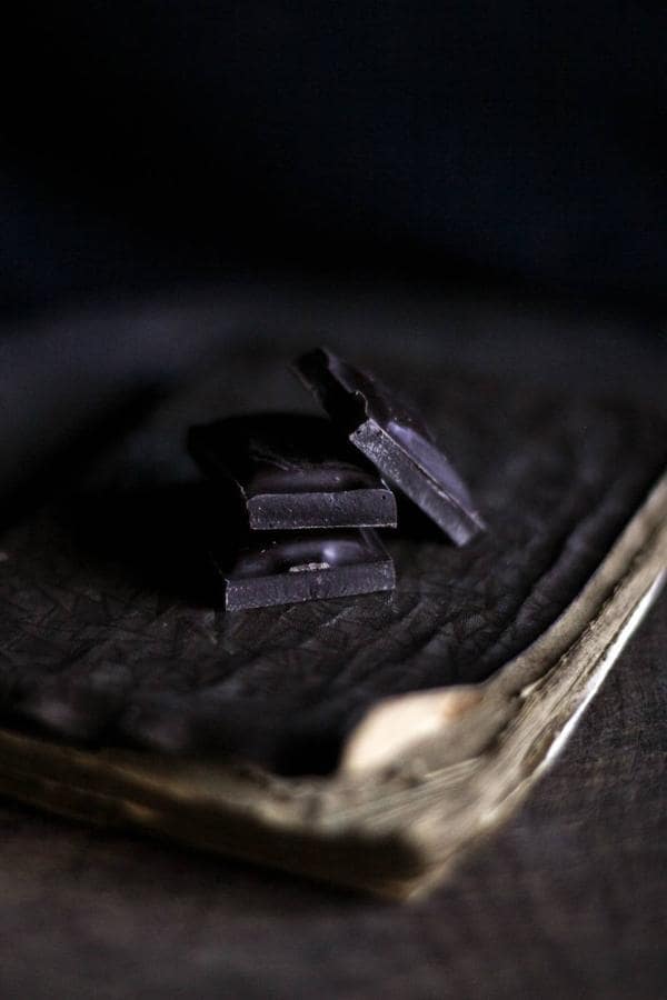 Chocolate negro. Aunque varía según el tipo, en especial el chocolate negro sí que cuenta con propiedades probióticas. También cuenta con propiedades antioxidantes y ayuda al flujo sanguíneo.