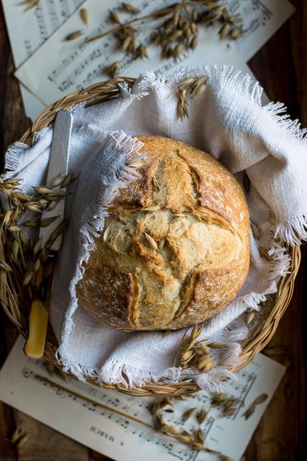 Pan de masa madre. El pan realizado a base de masa madre también hace un aporte probiótico a nuestra dieta. No solo eso, también es uno de los panes más saludables que podemos consumir, junto con el integral.