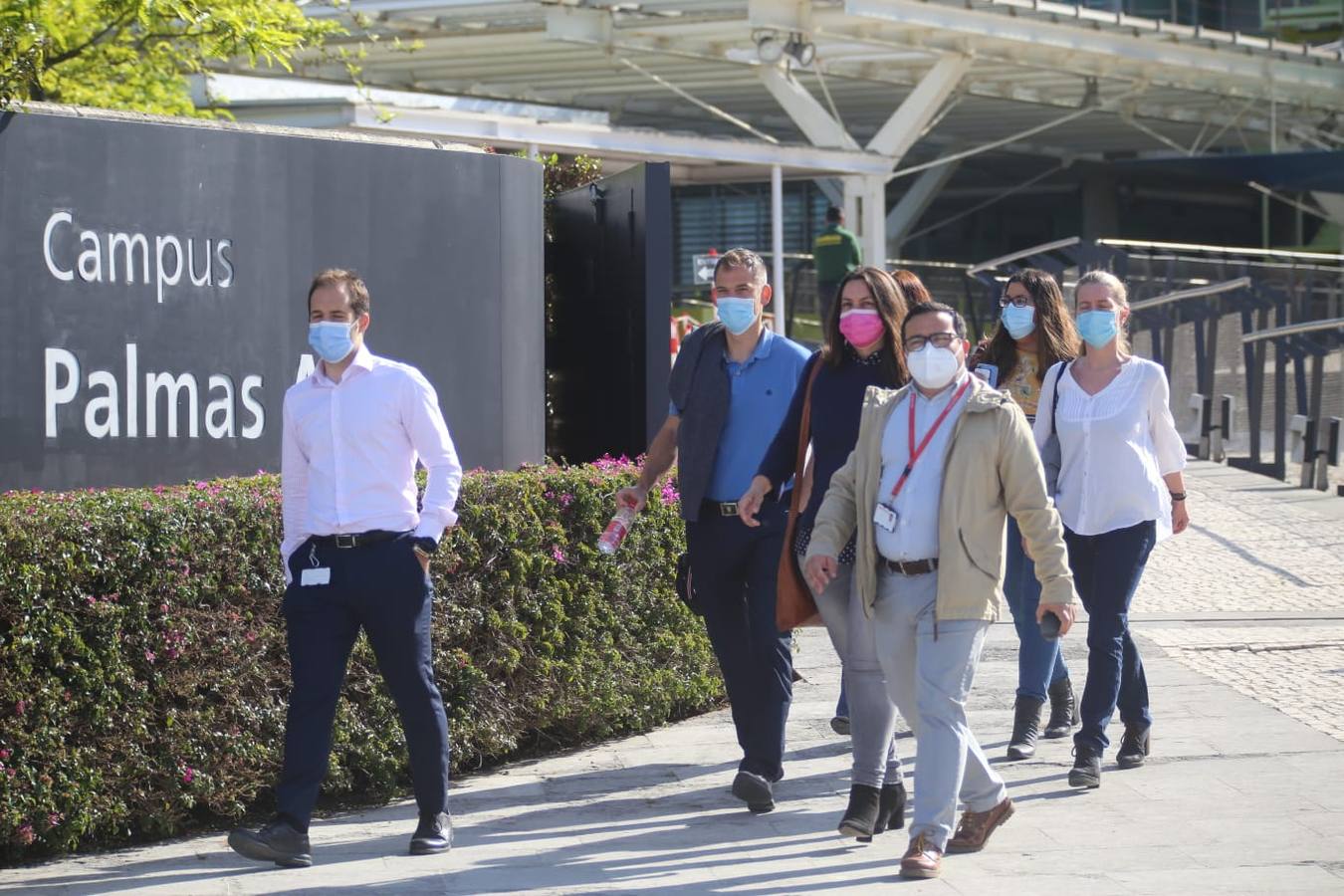 En imágenes, el registro de la Guardia Civil en la sede de Abengoa en Sevilla