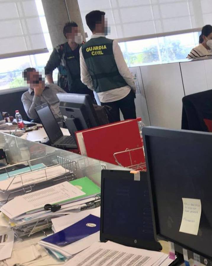 En imágenes, el registro de la Guardia Civil en la sede de Abengoa en Sevilla