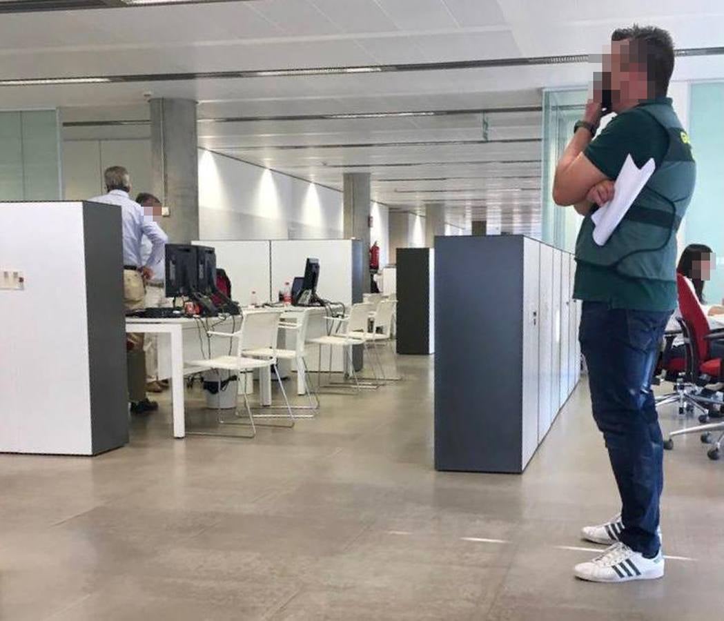 En imágenes, el registro de la Guardia Civil en la sede de Abengoa en Sevilla