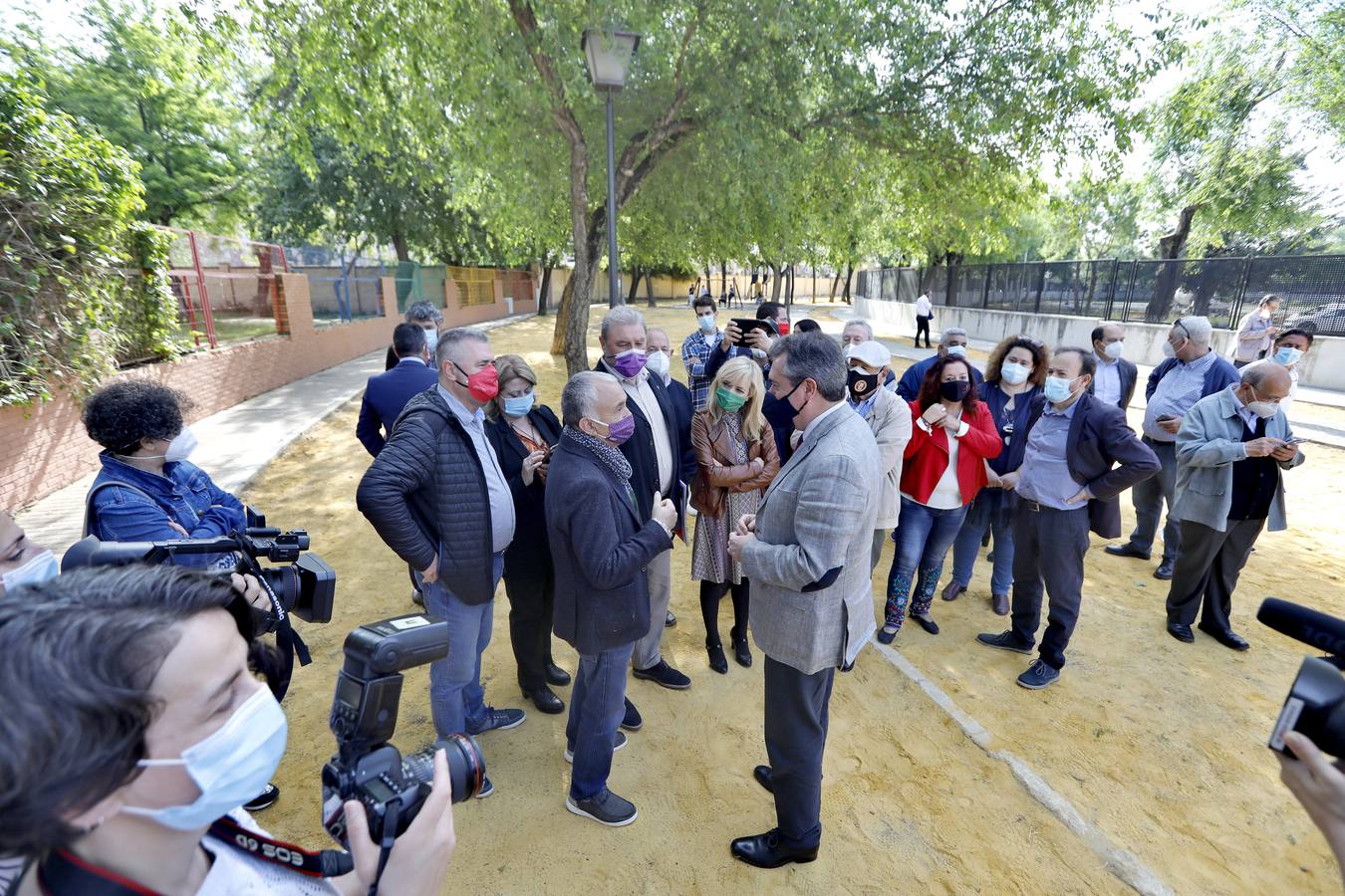 Fotogalería: Rotulación del nuevo Paseo Nicolás Redondo Urbieta en Sevilla