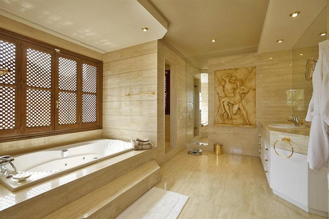 La mansión de Djokovic en Marbella. La residencia tiene 8 baños en los que no faltan bañeras con hidromasaje y una iluminación cuidadosamente detallada