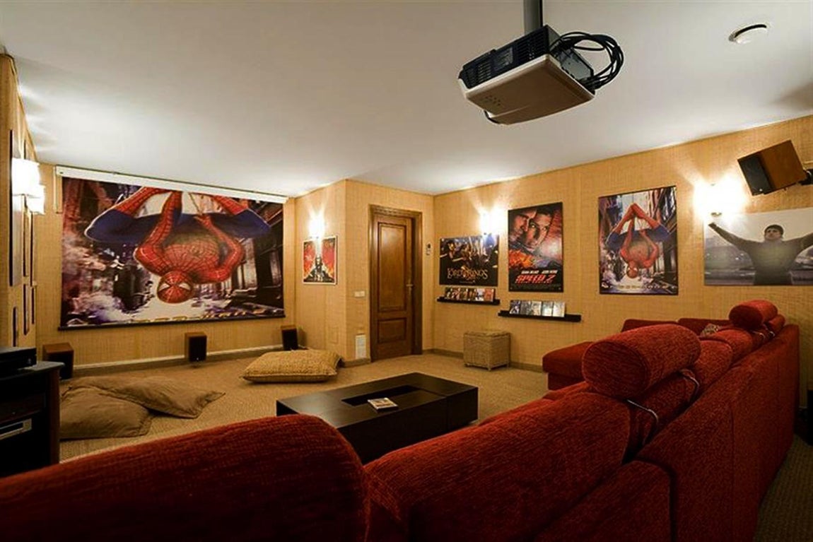 La mansión de Djokovic en Marbella. También hay espacio para una sala de cine a la que estamos seguros sacó mucho provecho durante el confinamiento