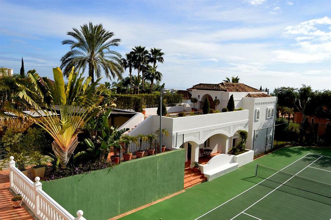 La mansión de Djokovic en Marbella. El serbio pagaba un alquiler de 10.000 euros semanales, y en vista de que la casa contaba con todo lujo de detalles (pista de tenis, incluida) parece que pensó que la mejor alternativa era comprarla. Dicho y hecho