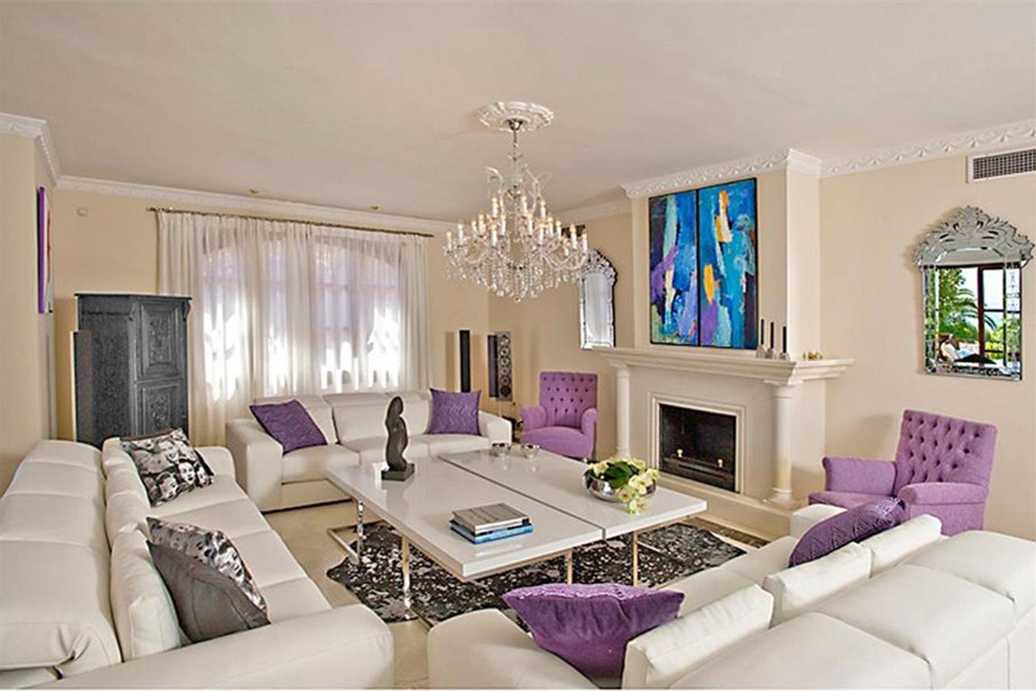 La mansión de Djokovic en Marbella. Otra de las salas de estar tiene además una chimenea y sigue la misma línea decorativa que la anterior