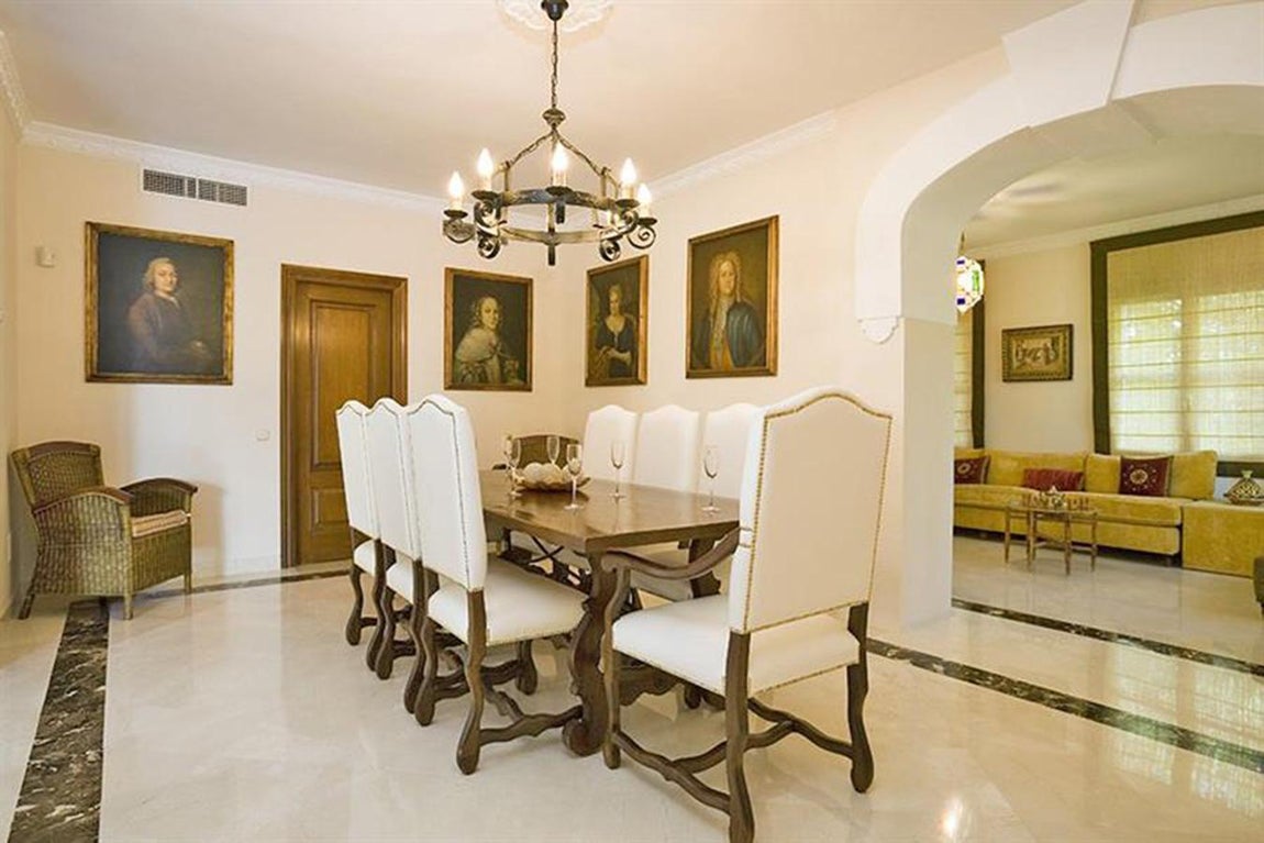 La mansión de Djokovic en Marbella. La casa está pensada para que se celebren todo tipo de eventos en su parcela de 3.500 metros. En el interior hay varios comedores y en el exterior, un porche con cenador y barbacoa