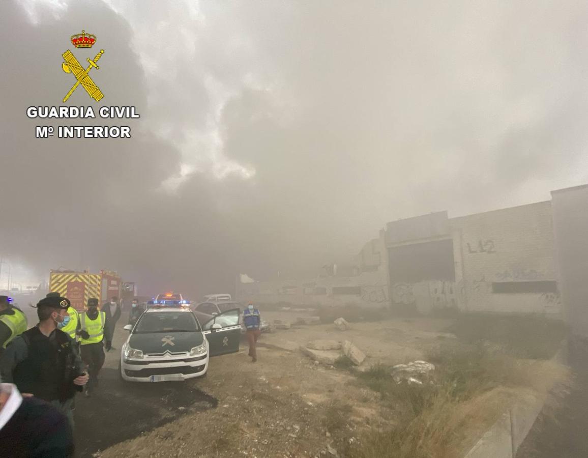 Espectaculares imágenes del incendio de una nave en Seseña Nuevo