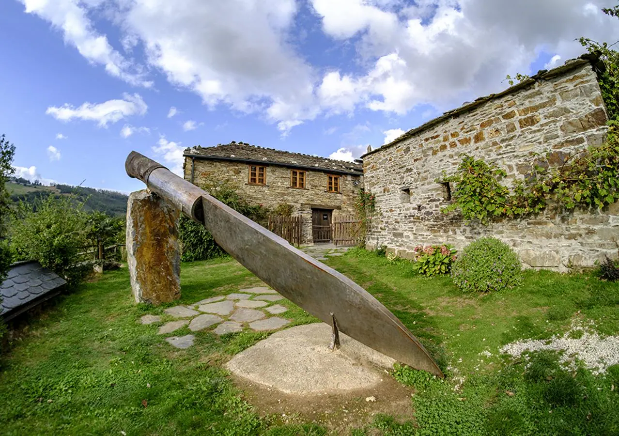 Taramundi, Asturias. En el concejo de Taramundi pueden visitarse antiguas fraguas y ver cómo se templa la hoja de una navaja