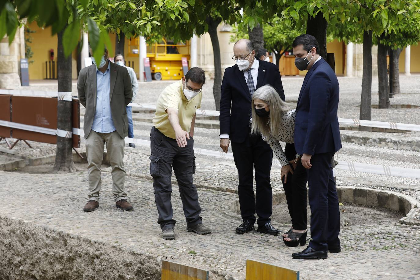 La visita de la consejera de Cultura a las excavaciones de la Mezquita-Catedral de Córdoba, en imágenes