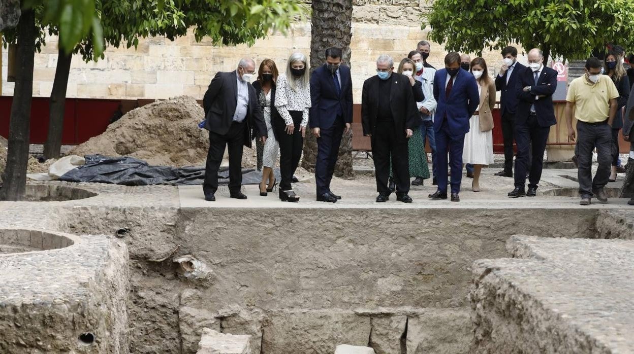 La visita de la consejera de Cultura a las excavaciones de la Mezquita-Catedral de Córdoba, en imágenes