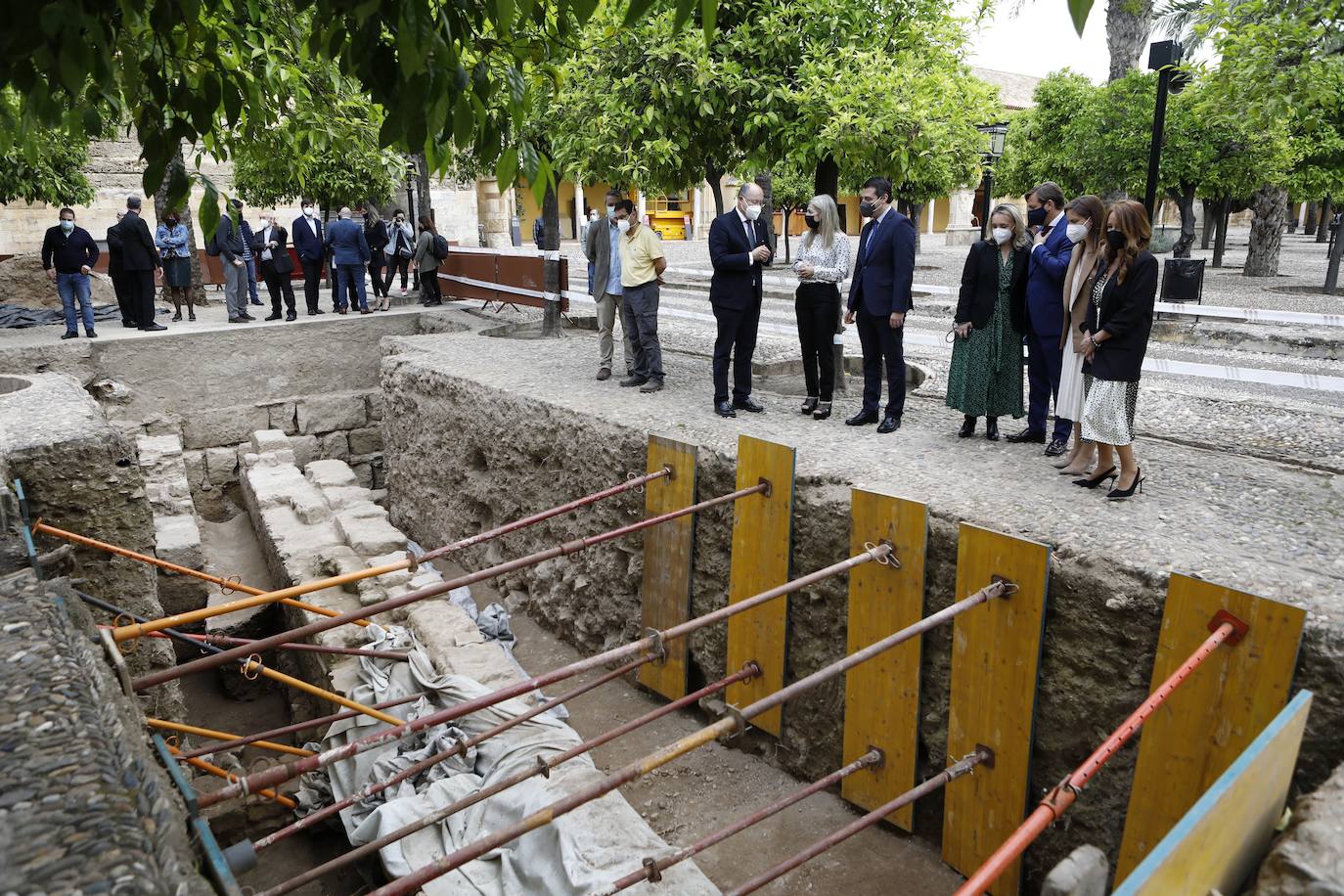 La visita de la consejera de Cultura a las excavaciones de la Mezquita-Catedral de Córdoba, en imágenes