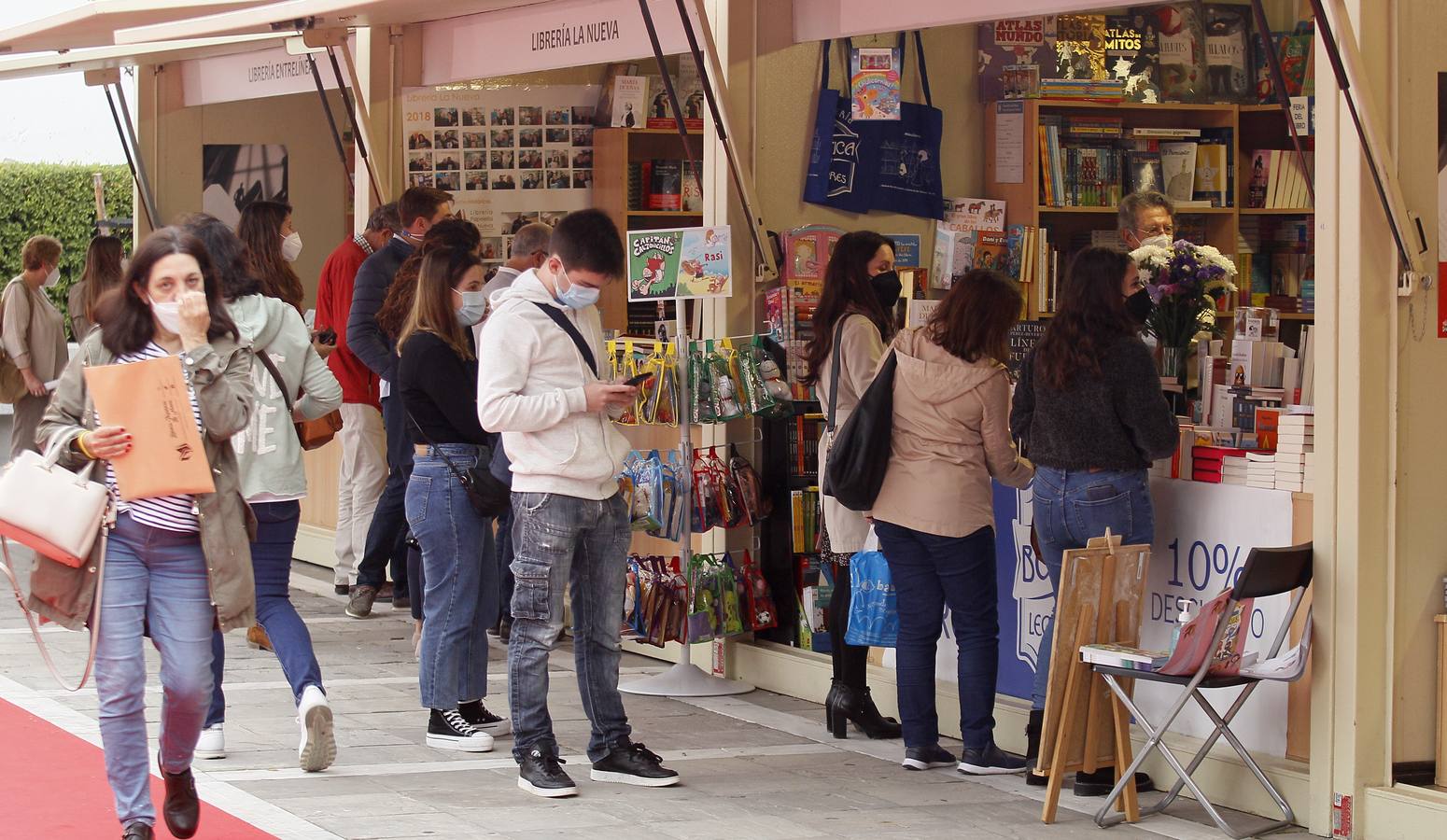 Fotogalería: Lorenzo Silva inaugura la Feria del Libro de Tomares