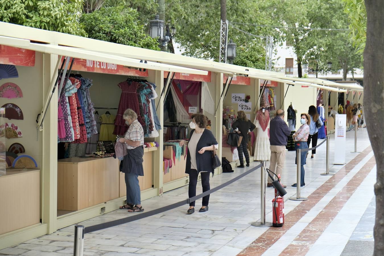 Mercadillo de moda flamenca en la Plaza Nueva de Sevilla