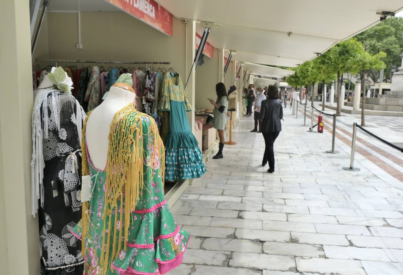 Mercadillo de moda flamenca en la Plaza Nueva de Sevilla