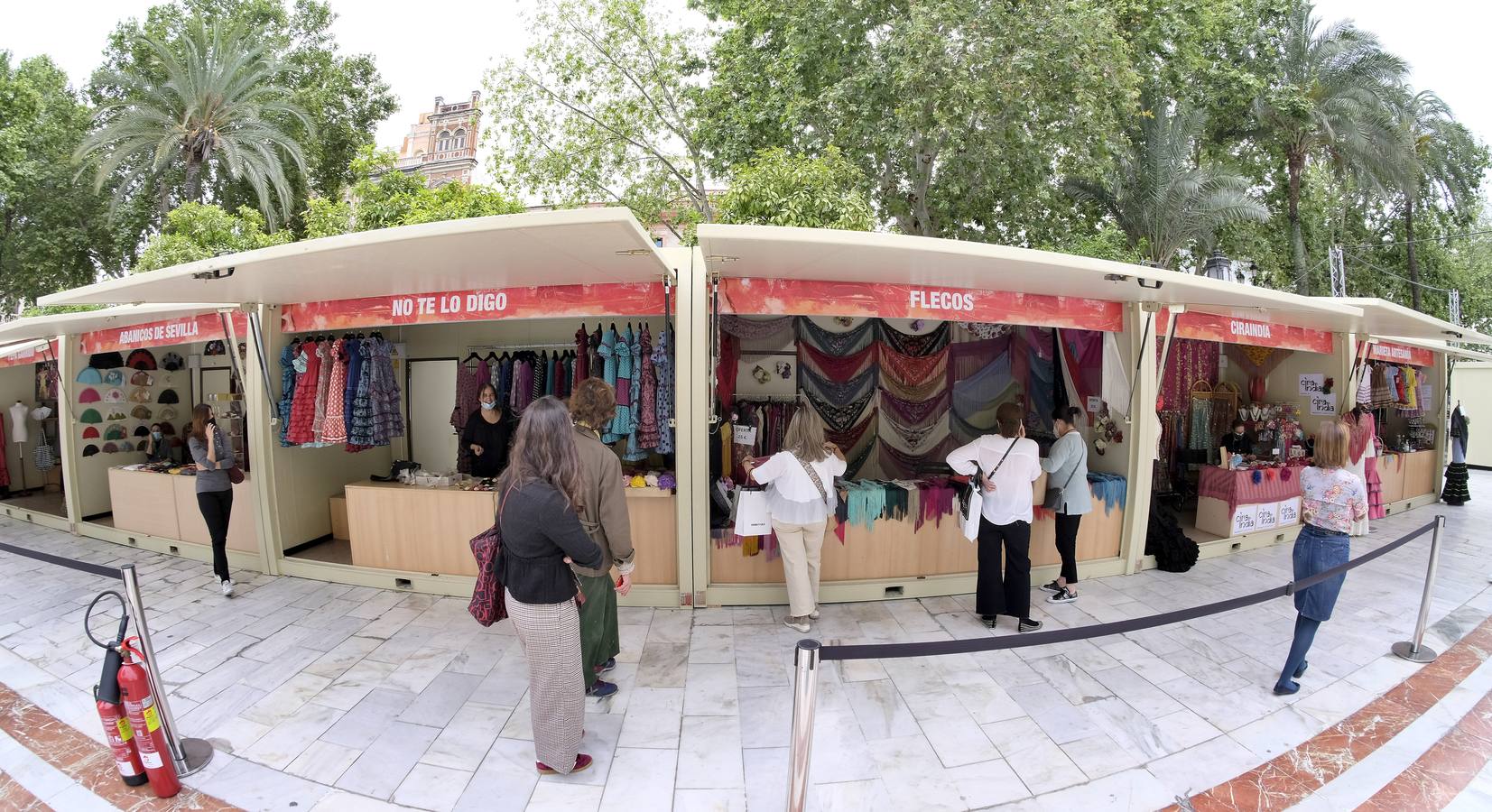 Mercadillo de moda flamenca en la Plaza Nueva de Sevilla