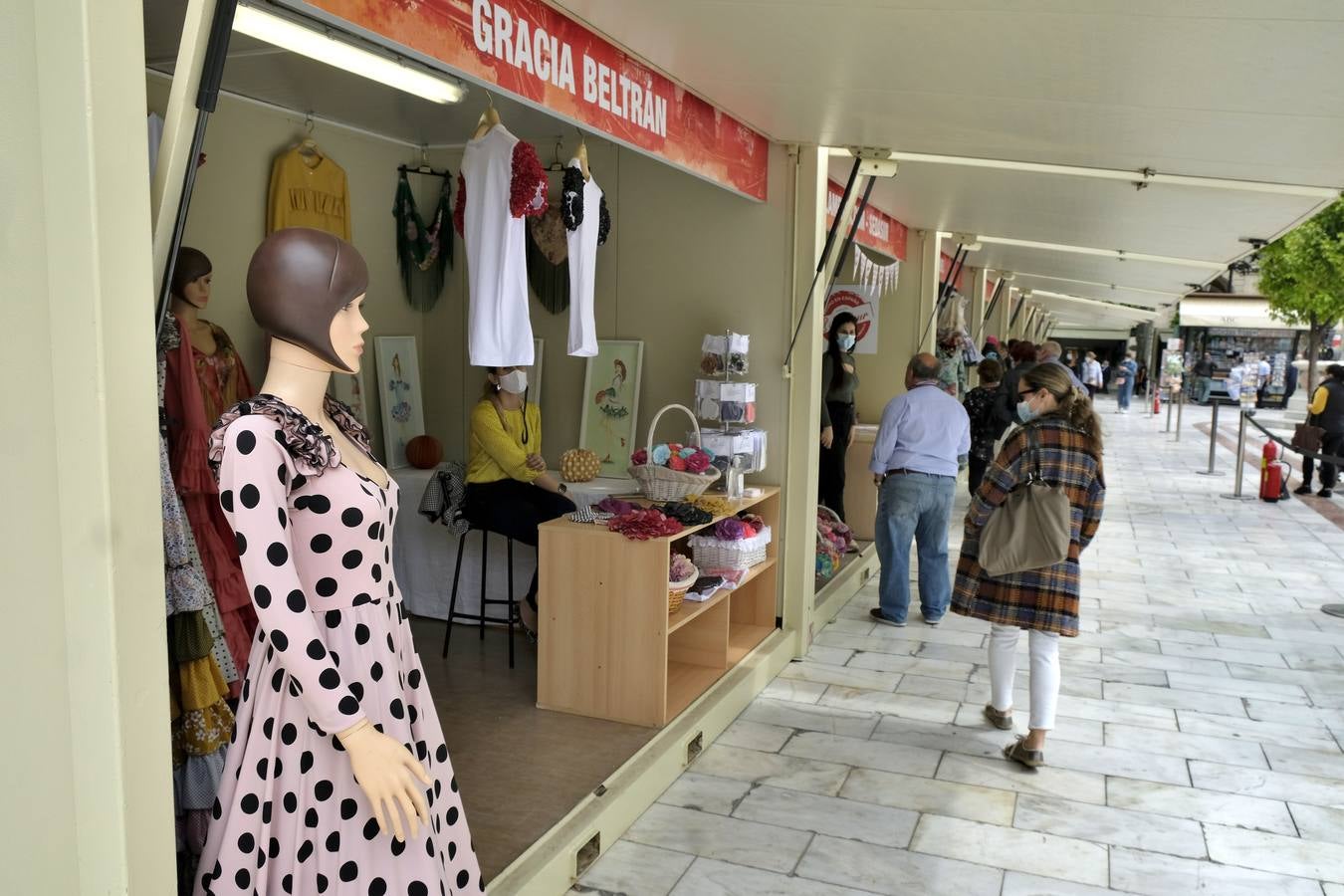 Mercadillo de moda flamenca en la Plaza Nueva de Sevilla